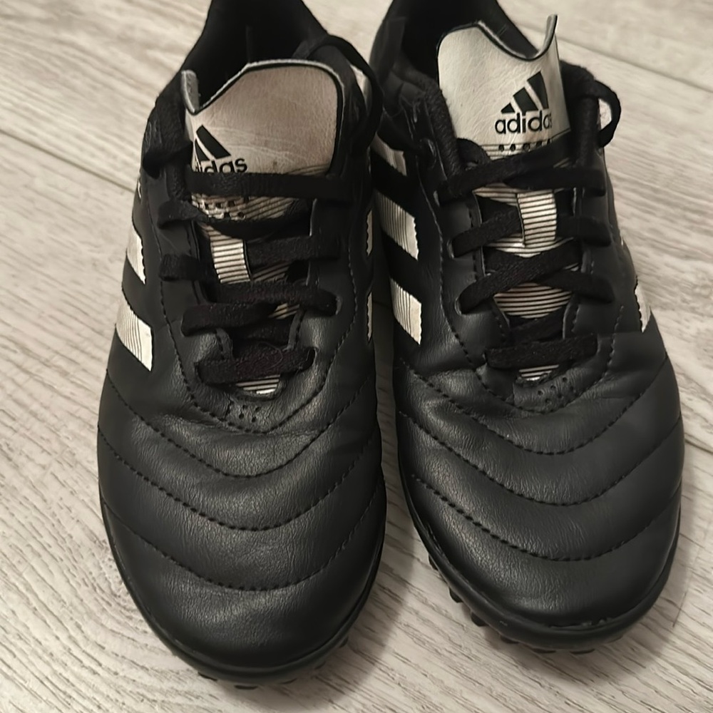 Like NEW turf, soccer shoes, size 3 1/2 Great condition!!!